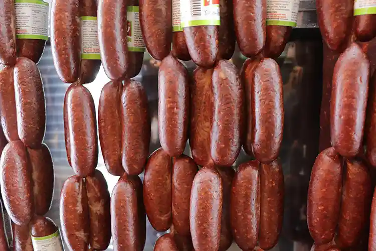 Sucuk Üretiminde Dikkat Edilmesi Gerekenler: Kaliteli ve Güvenli Üretim İçin Altın Kurallar